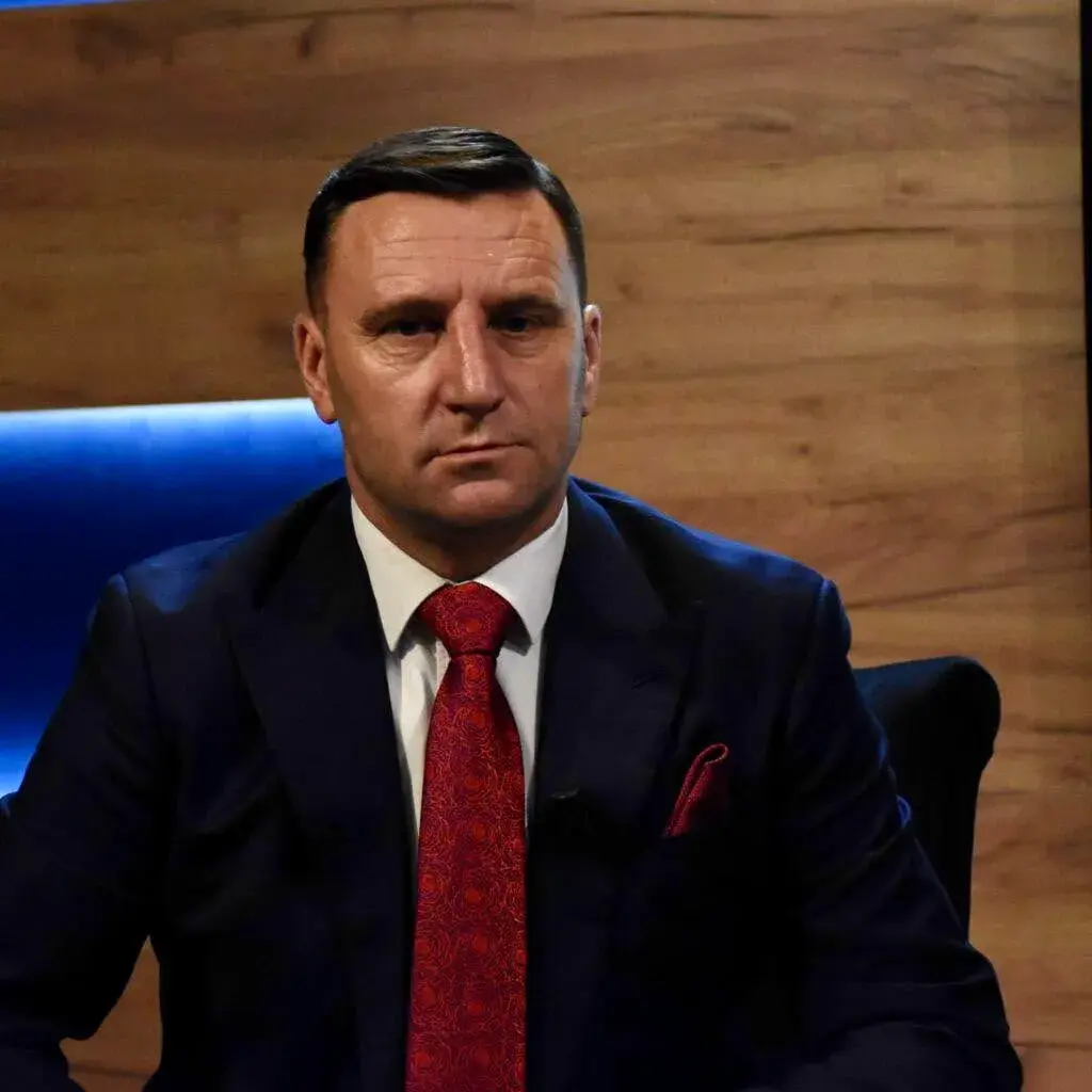 Bujar Haradinaj i reagon mërgimtarit: Hiqe atë kapelë me atë emblemë, se plagët po më dhembin kur po ta shoh në kokë