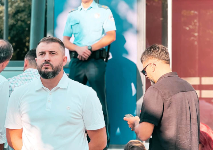 Lushtaku nga Qeveria: Ora është 8:16 dhe me gjasë kryeministri paska pi mbrëmë dhe nuk qenka zgjuar për të ardhur në punë