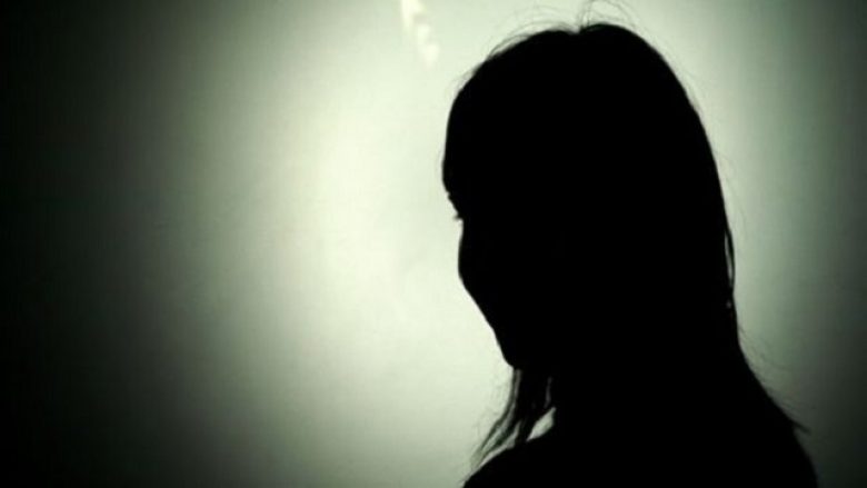 Një e mitur dhunohet nga një vajzë, tjetra e incizon-Gjatë sulmit dëgjohet duke qarë me dënesë