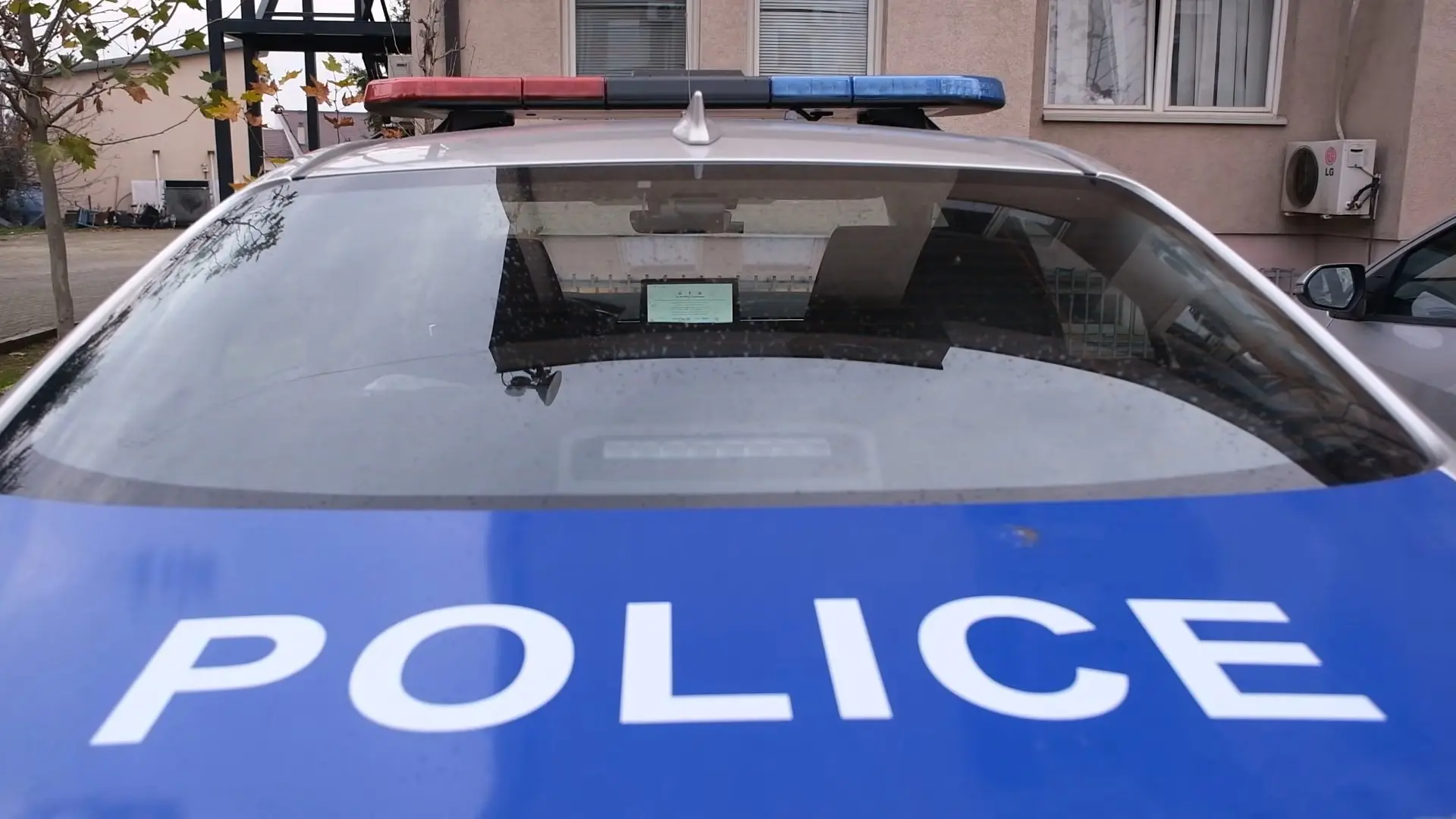 Suľmohen dy policë brenda stacionit në Prishtinë
