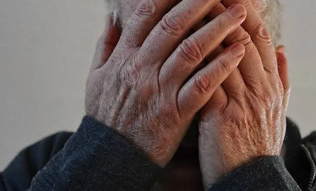 Babai raporton në polici se u sulmua fizikisht nga dy djemtë e tij të mitur