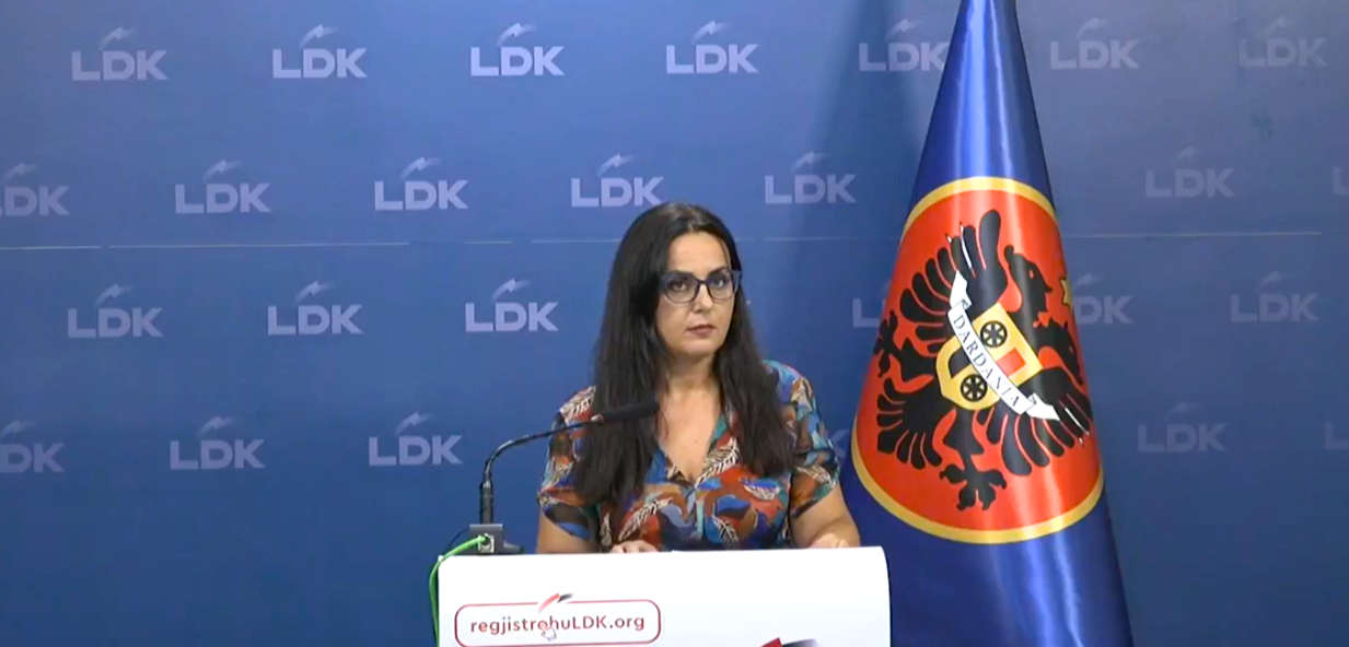 Lushaku-Sadriu: Katër ditë para fillimit të mësimit, 200 mijë nxënës nuk e dinë kur do t’i kenë librat
